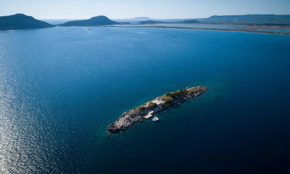 Μεσσηνία: Σέρφερ έπεσε και τραυματίστηκε σε βραχονησίδα στην Πύλο